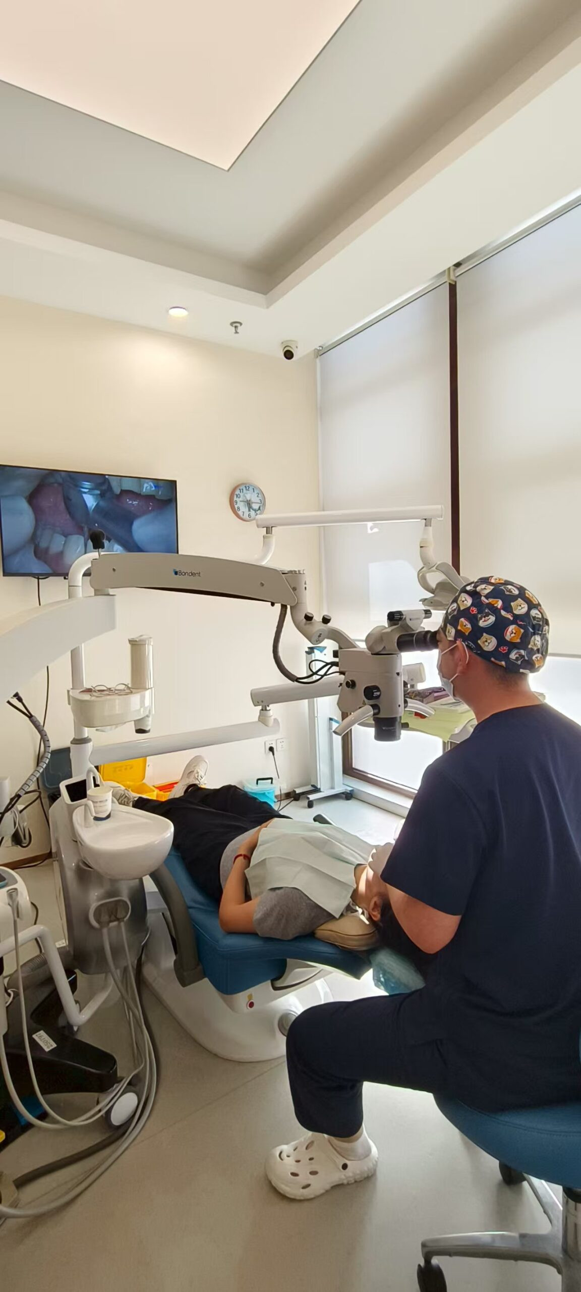 Microscopic dental surgery in Beijing Keer Dental Clinic